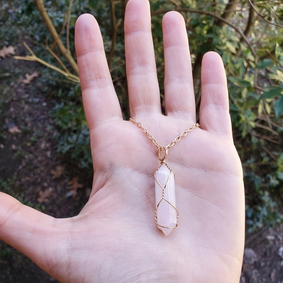 NWOT Pink Quartz Crystal Necklace - Picture 2 of 12